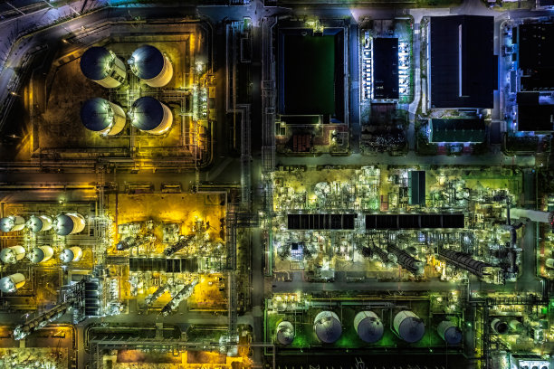 石油和天然气工业区，炼油设备，炼油厂工业管道特写。图片下载