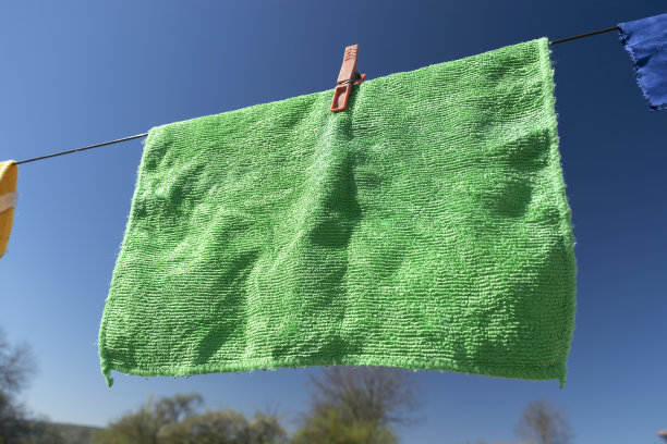 衣服挂在毛巾和晾衣绳上，衬着蓝天图片下载