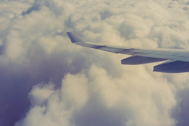 在云中飞翔图片下载