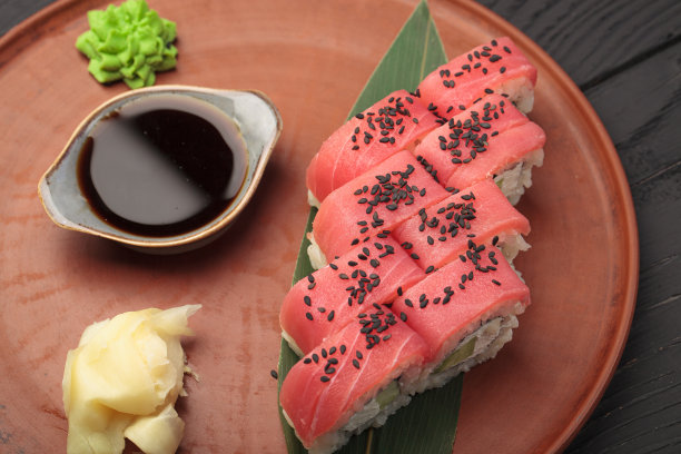 大份寿司配酱油和芥末图片下载