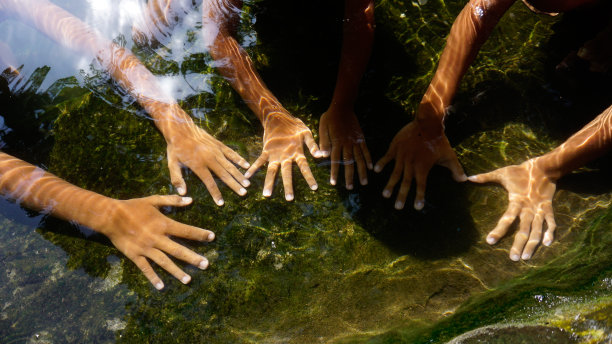 孩子的手浸在水里图片下载