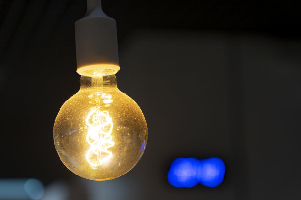 观赏白炽灯与螺旋灯丝为轻松的气氛。图片下载