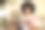 面带微笑的女孩，留着非洲式发型，穿着粉色衬衫和牛仔裤，在公寓的平板电脑上拿着一张信用卡，穿着粉色衬衫和牛仔裤图片下载