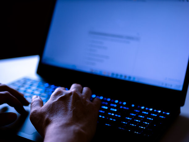 基于网络的商业和在线概念的互联网搜索技术。在数字搜索技术中为现代商业释放计算机和网站的力量。图片下载