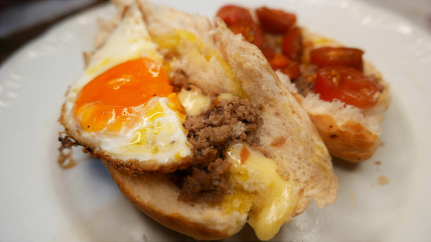 做午餐。吃快餐的时间到了。番茄三明治。金枪鱼三明治。鸡蛋三明治。金枪鱼面包。一个鸡蛋面包。面包上有金枪鱼、煎蛋、奶酪、西红柿和橄榄油。三明治配料图片下载