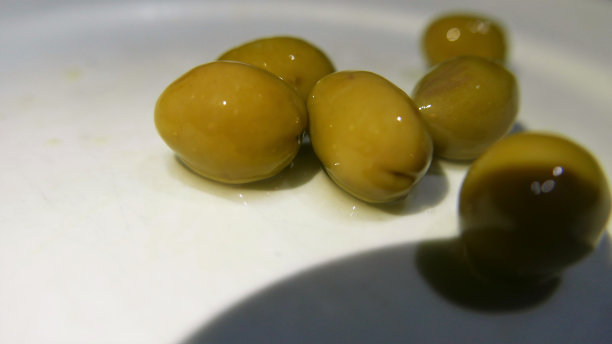 沙拉。橄榄放在盘子里。奥利弗的特写镜头。桌上有橄榄。外带橄榄沙拉图片下载