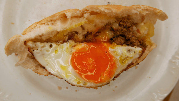 鸡蛋三明治。金枪鱼三明治。金枪鱼面包。鸡蛋面包。面包上有金枪鱼、鸡蛋、奶酪和橄榄油。三明治配料图片下载