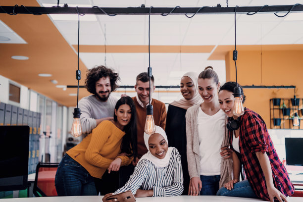 商务人士团队在现代开放式办公空间用手机自拍图片下载