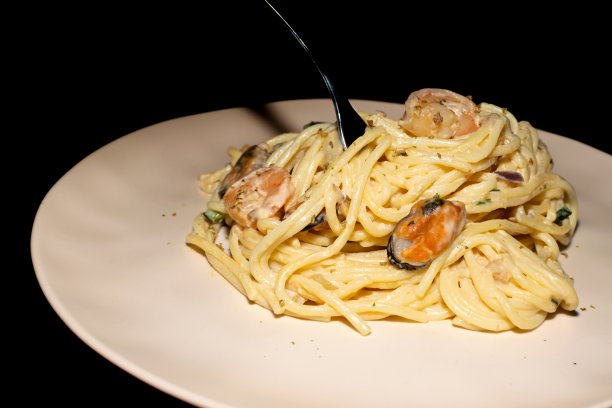 海鲜意大利面配大虾、贝类和西葫芦图片下载