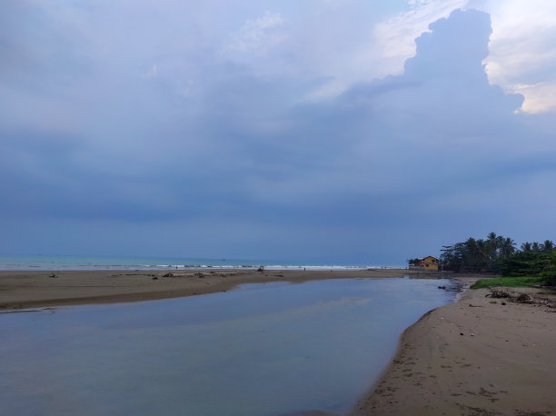 河水和海水在河口会合图片下载