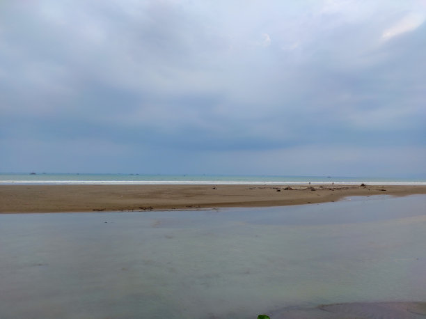 河水和海水在河口会合图片下载