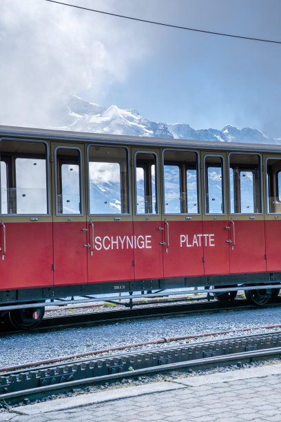 瑞士阿尔卑斯山的施尼吉板式火车图片下载