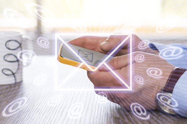 手用手机发邮件的特写图片下载