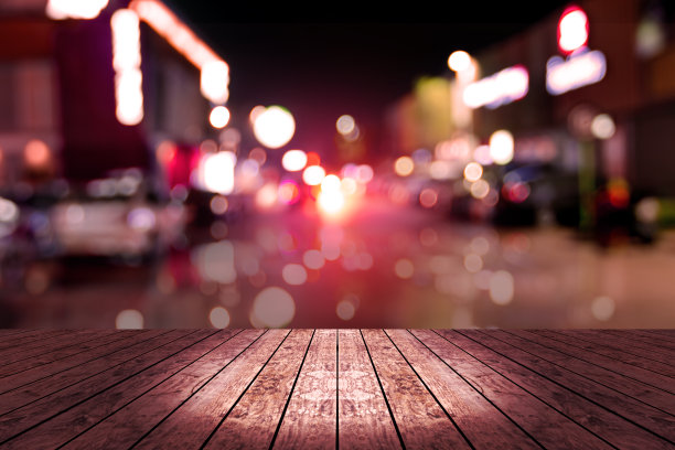 顶部的桌子与模糊的餐厅背景图片下载