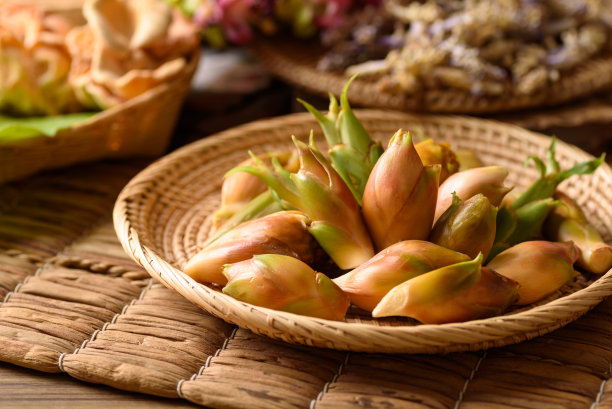 天然新鲜的可食用花是当地泰国菜的一种成分，黑色背景图片下载