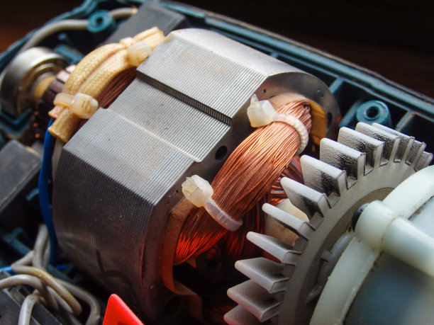 电刷电机的维修。所述电机集电刷组件的装置。转子、集电极、电刷靠近。图片下载