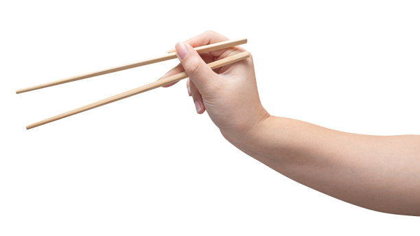 一个女人的手拿着木筷子。图片下载
