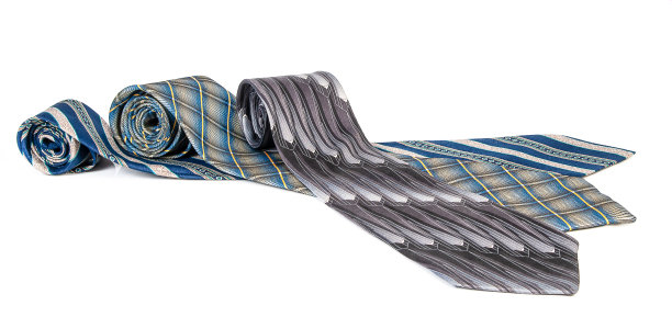 白色背景上的彩色领带图片下载