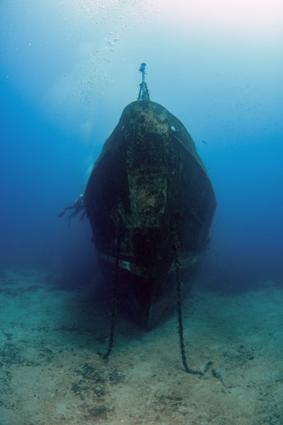 水下一艘孤零零的沉船的全景图图片下载