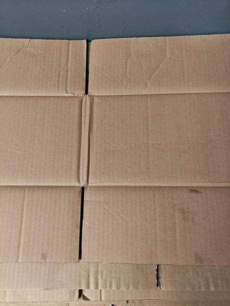 回收用过的纸板箱，制成可以在家使用的盒子图片下载