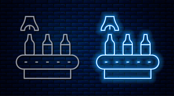 发光的霓虹灯线啤酒厂生产线倒酒精饮料在玻璃瓶图标孤立的砖墙背景。向量图片下载