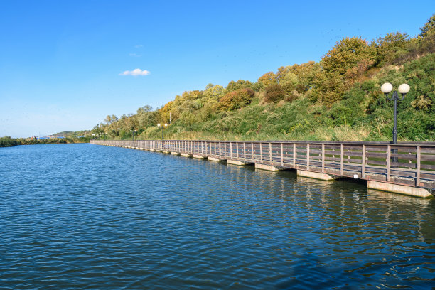 波罗的海沿岸的木制长廊。Yantarny。加里宁格勒地区。俄罗斯图片下载