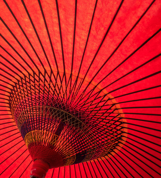 红色日本伞下的设计细节。在奥克兰的一家日本餐厅。垂直格式。图片下载