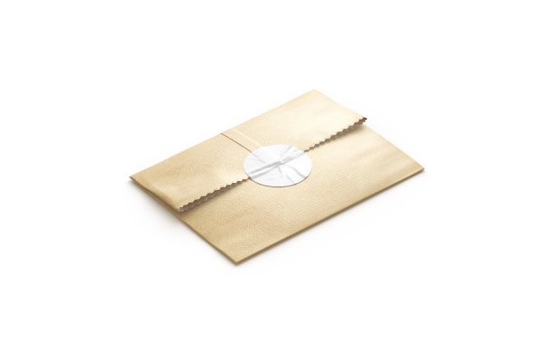 空白工艺方形纸袋与贴纸模型，侧面视图图片下载