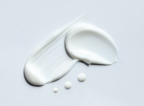 灰色背景上奶油质地的化妆品涂抹图片下载