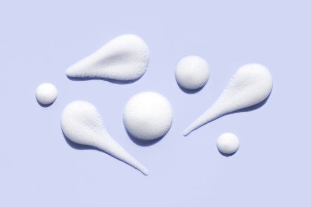 纹理泡沫摩丝泡沫化妆品涂抹样品在柔和的紫色背景图片下载