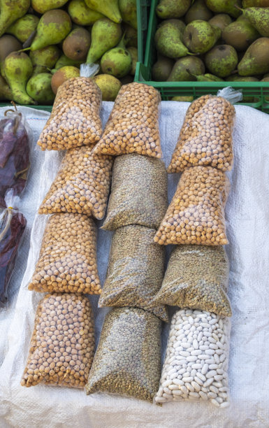 当地种植的各种有机豆类装在透明塑料袋里，在市场上出售。鹰嘴豆，扁豆，豆类。图片下载