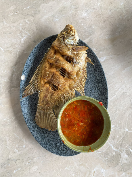 盘里有参巴炸鱼图片下载