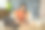 一个拉丁女孩一边在家学习一边写作图片下载