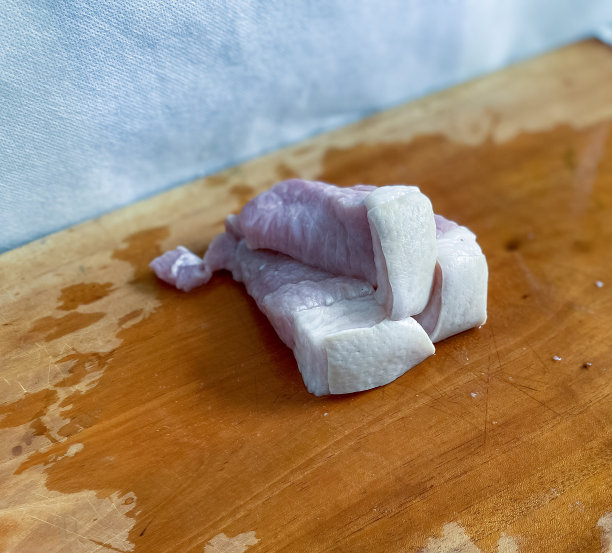 切好的猪肉放在砧板上。图片下载