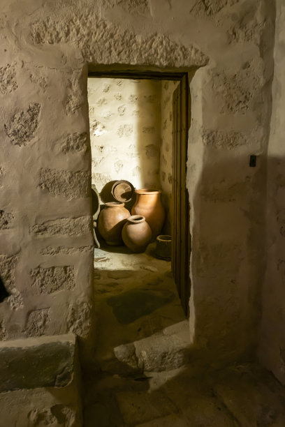 古老的修道院或女修道院的传统中世纪厨房里的旧陶罐和木篮子图片下载