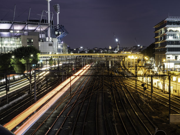 日出时的火车和火车轨道图片下载