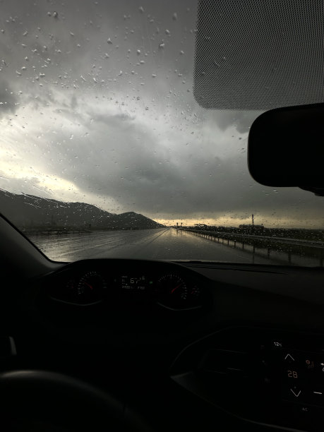 日落时雨打在车窗上图片下载