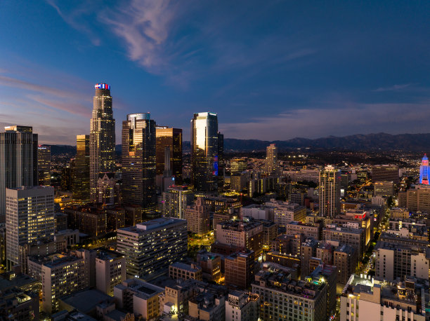 洛杉矶市中心黄昏时分的鸟瞰图图片下载