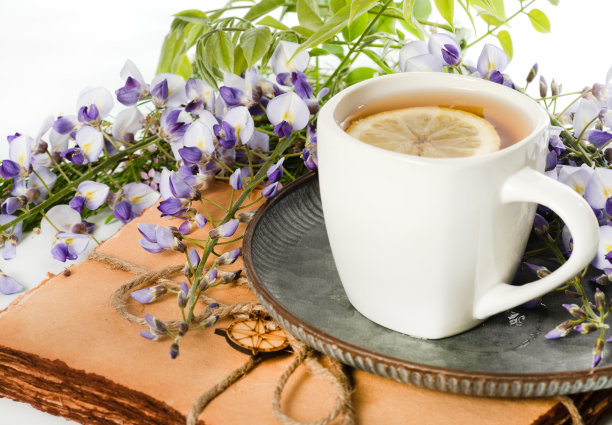 一杯茶，鲜花和复古纸图片下载