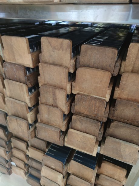 工厂里整齐摆放的木制设备图片下载