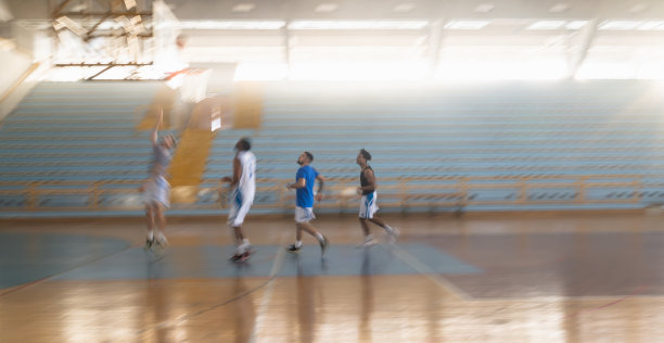 职业篮球运动员在室内球场训练。运动模糊图片下载