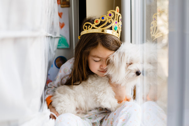 微笑的女孩拥抱她的狗图片下载