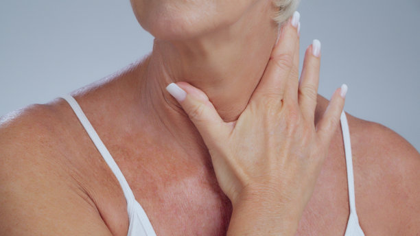 资深颈部、手部及女性的修甲、护肤及养生抗衰老治疗。保健，整形手术和胶原蛋白化妆品的成熟模型看皱纹的面部和护理图片下载