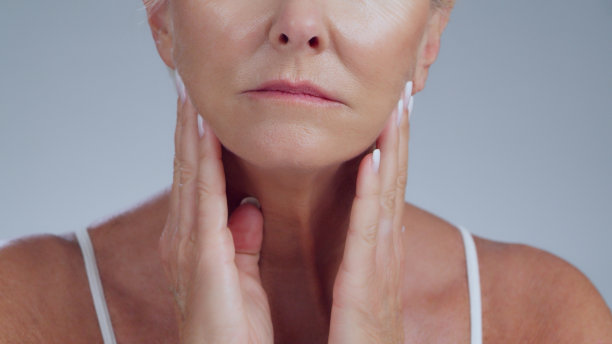 老年女性，看着脸上的皱纹和老化的皮肤，为皮肤科和皮肤护理焕发光彩。整形手术，隔离和白色背景的工作室，面颊填充，面部或美容程序图片下载