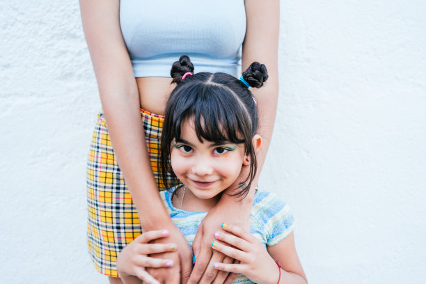一个小女孩在妈妈怀里看着镜头微笑的照片图片下载