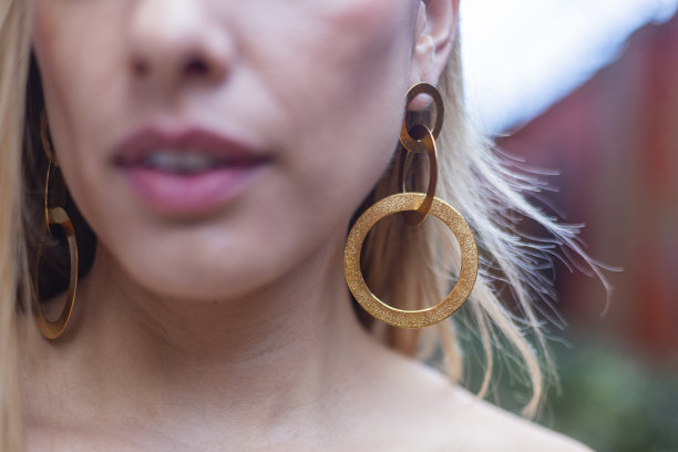 拉丁女人露出她的首饰，她的拉丁女人露出她的首饰图片下载