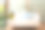 居家生活方式的女人躺在客厅的沙发上放松。快乐的女孩玩笔记本电脑，舒适的枕头，在周末假期小睡，健康和健康。生活方式的概念图片下载