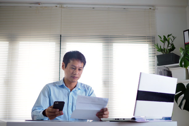 男性使用智能手机通过应用程序支付账单。图片下载