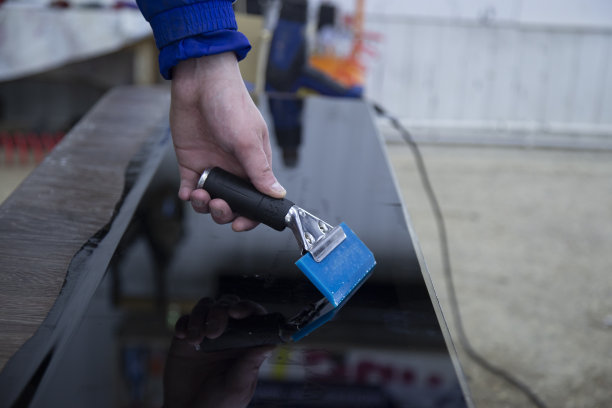 在办公室安装窗膜。图片下载