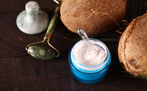 木桌上的天然有机椰子奶油图片下载